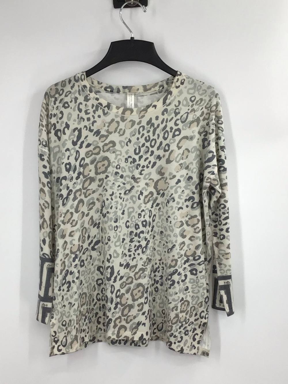 Whimsy Rose butter knit gray and beige leopard print top. Gently worn.size XS.
